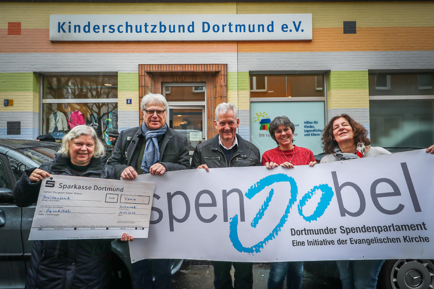 Unser Foto zeigt Barbara Temminghoff (Spendobel), Dipl.‐Ing. Gerhard Happe (Ingenieursozietät Schürmann‐Kindmann und Partner GbR), Hans Joachim Niebuhr (Ingenieursozietät Schürmann‐Kindmann und Partner GbR), Dörte Humbert‐Schneide (Kinderschutzbund) und Martina Furlan (Kinderschutzbund) bei der Spendenübergabe (v.l.).