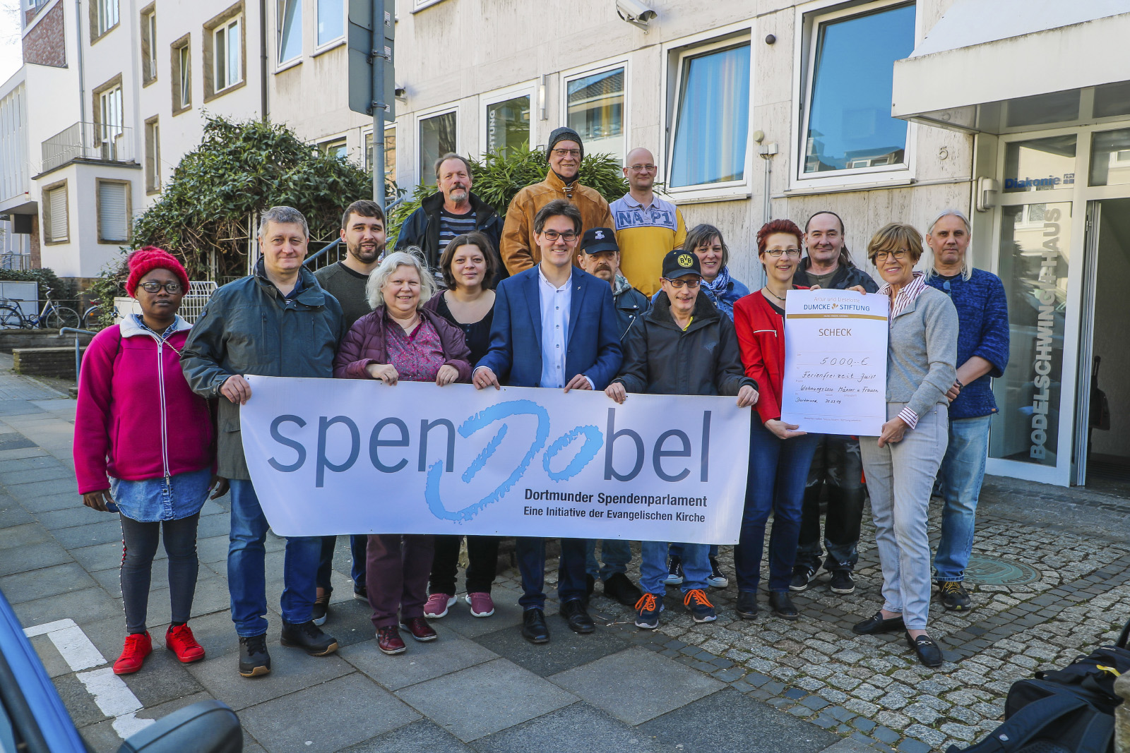 Kurz vor der Abfahrt nach Juist – die Urlauber und ihre Betreuer gemeinsam mit Barbara Temminghoff (Spendobel, 3.v.l.), Ilda Kolenda (Bodelschwingh‐Haus, 4.v.l.), Niels Back (Spendobel, 5.v.l.), Angelika Becker (Artur‐ und Lieselotte‐Dumcke Stiftung, 4.v.r.) und Irmgard Ehlers (Artur‐ und Lieselotte‐Dumcke Stiftung, 2.v.r.).