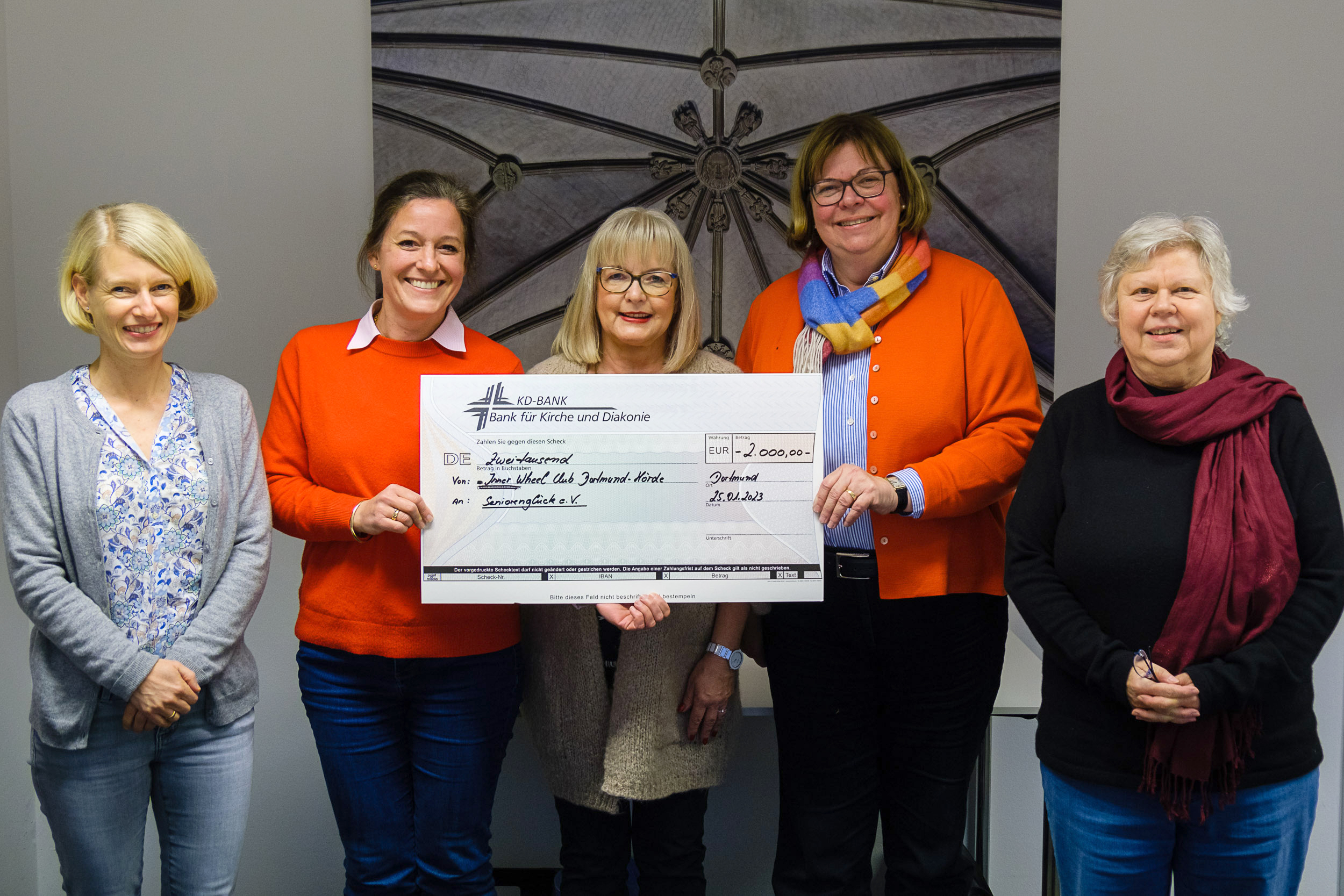 Dr. Sonja Lüring (links) und Präsidentin Stephanie Streit-Boudon (2.v.l.) vom Inner Wheel Club Dortmund Hörde überreichen einen Scheck an die 1. Vorsitzende von Seniorenglück e.V. (Mitte). Präsidentin Christiane Wurst vom Dortmunder Spendenparlament Spendobel (2.v.r.) und ihre Geschäftsführerin Barbara Temminghoff hatten die Frauen zusammengebracht. Foto: Mark Fäth