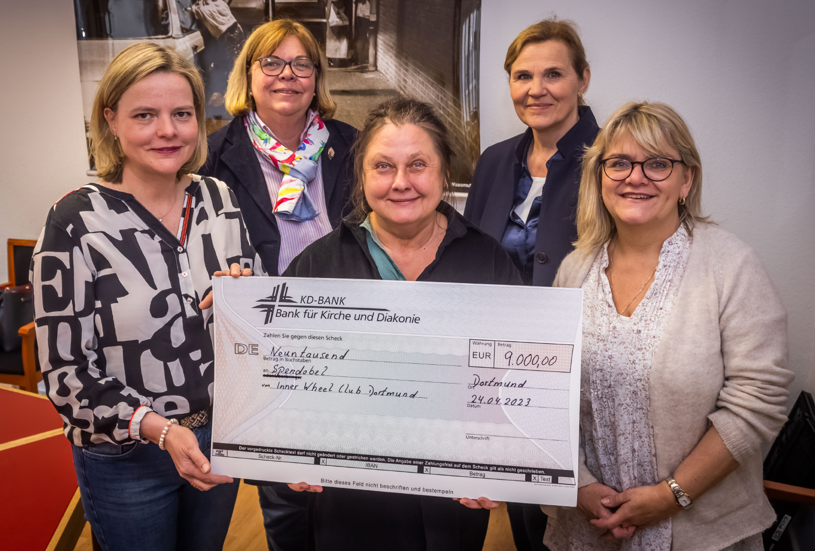 24.04.2023 Dortmund City - Spendobel Spende an die Mitternachtsmission - Copyright Stephan Schuetze